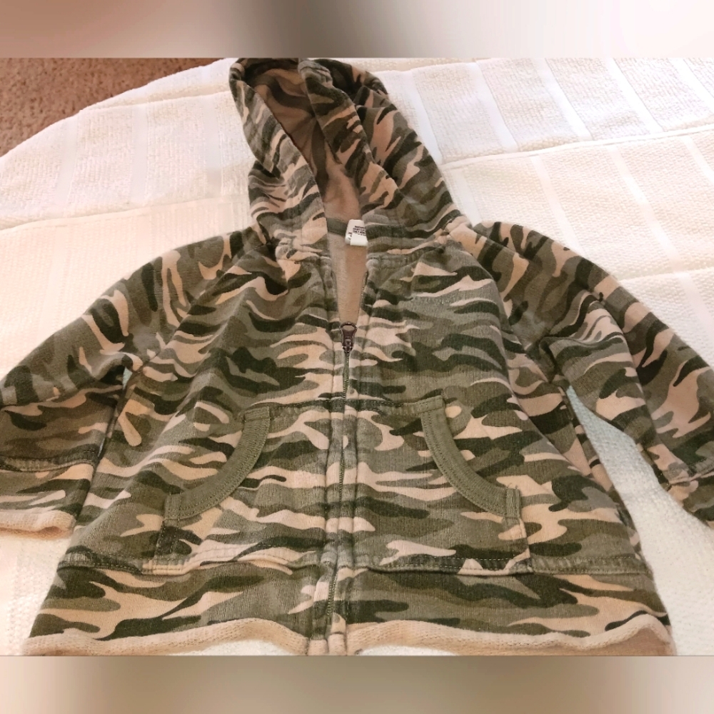 Boys size 6-12 month Gap Kids hooded jacket
